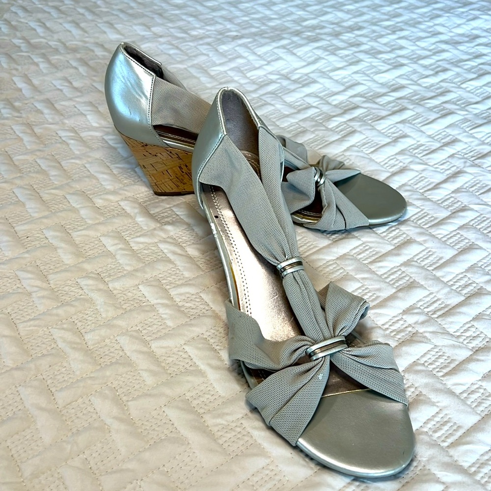 Dress barn Sz 8 3“ cork wedge sandal with stretch fabric, upper solid heel